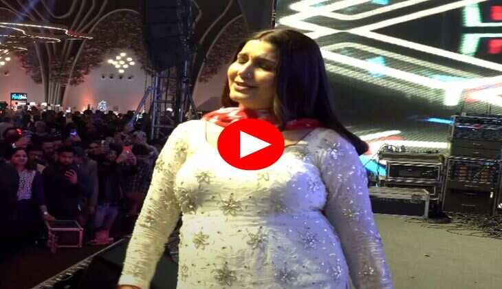 Sapna Choudhary Dance : स्टेज पर सपना चौधरी ने लगाए ठुमके, डांस मूव्स देख लोग हुए बेकाबू