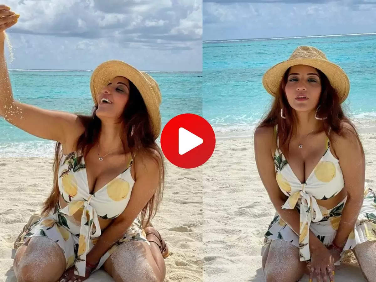 Monalisa Hot Videos: मोनालिसा ने नेक टॉप पहन दिए हॉट पोज, देख फैंस हुए फिदा
