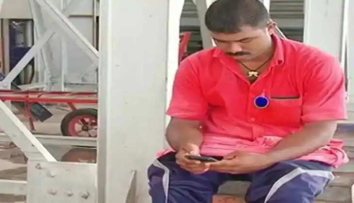  IAS Success Story : स्टेशन पर कुली का काम करने वाले ने क्रेक किया UPSC Exam  