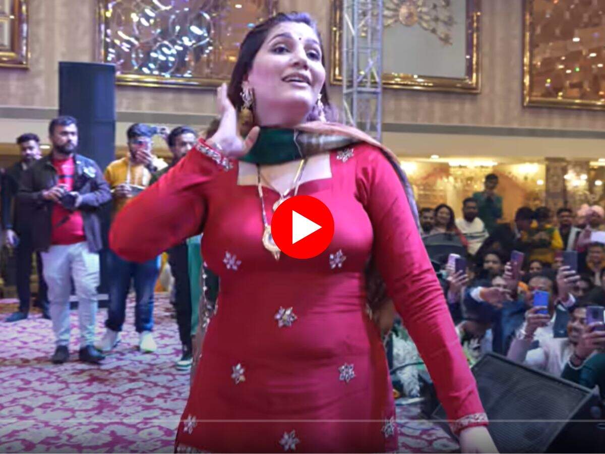 Sapna Choudhary Dance : लाल सूट और गले में मंगलसूत्र, ताबड़तोड़ ठुमकों से सपना चौधरी ने लूट ली महफिल