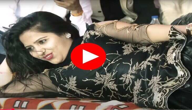 Rachna Tiwari Dance : रचना तिवारी ने स्टेज पर लेटकर किया गजब का डांस, गर्मा गया माहौल &nbsp;