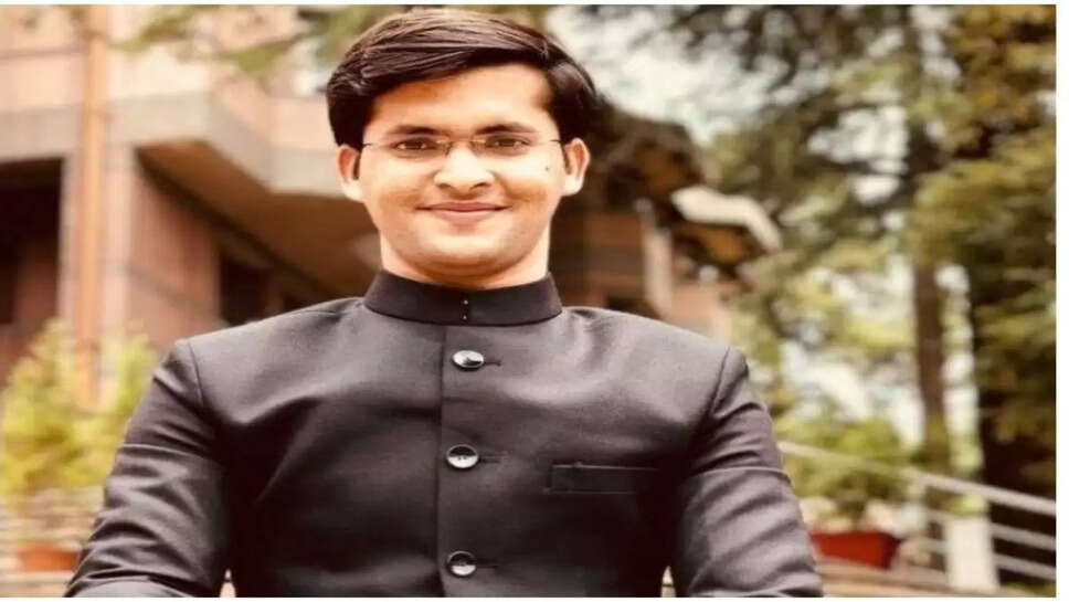 फीस भरने के लिए किया वेटर का काम, &nbsp;21 साल की उम्र में बनकर दिखाया IAS