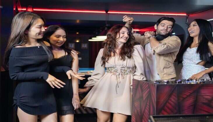 Nightlife के लिए मशहूर हैं दिल्ली की ये जगहें, देर रात तक कर सकते हैं पार्टी
