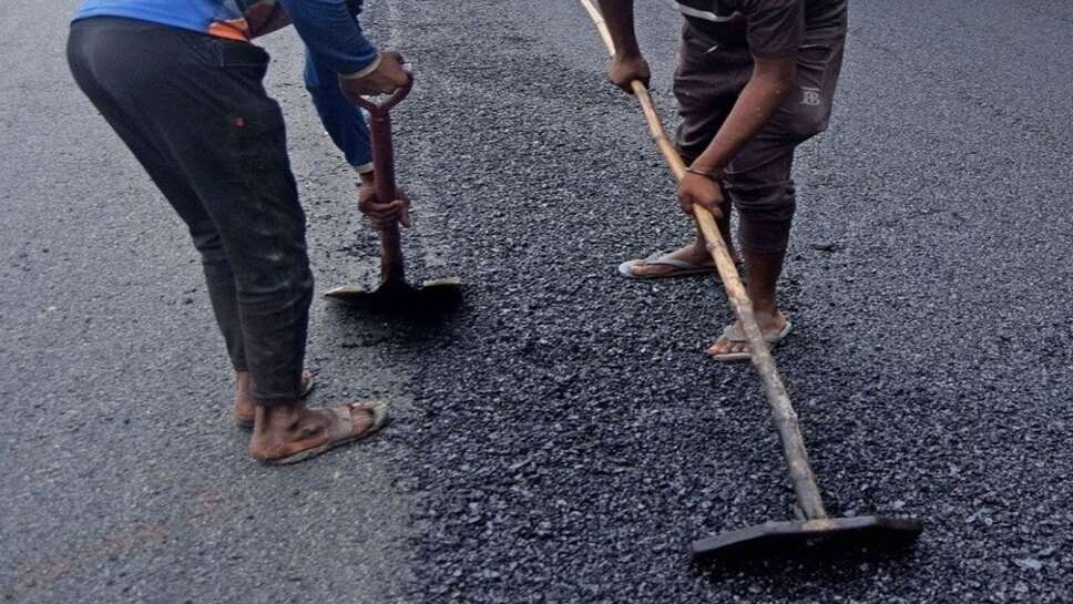 Fatehabad News: भट्टू कलां मंडी की सड़कों पर पेंचवर्क का काम शुरू, किसानों को आवागमन पर नहीं होगी परेशानी