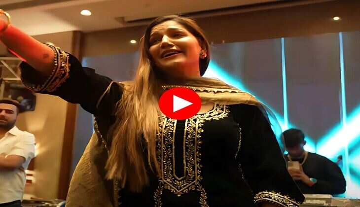 Sapna Chaudhary Dance : सपना चौधरी ने स्टेज पर डांस के दौरान दिखाई हसीन अदाएं, कमर की लचक देख ताऊ भी हुए दीवाने
