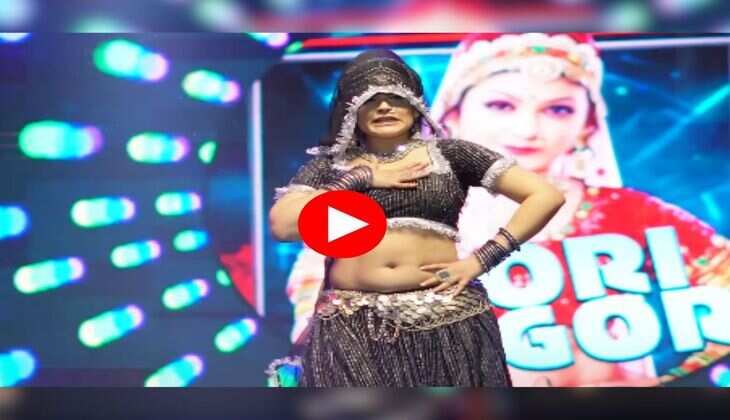 Gori Nagori Dance : स्टेज पर गोरी नागोरी ने मटकाया हैवी फीगर, बूढ़े बोले एक बार ओर
