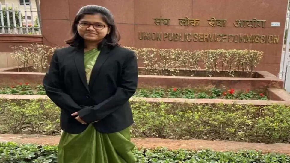 Success Story : झुग्गी - झोपड़ियों में पढ़ाते-पढ़ाते IAS बन गई Simi Karan&nbsp;