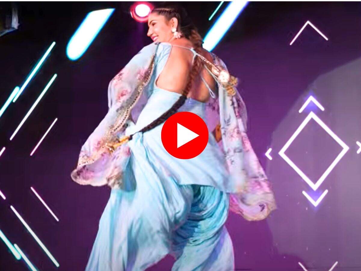 Sapna Choudhary Dance : रंगीन लाइटों के बीच सपना चौधरी ने लगाए हैव्वी हैव्वी ठुमके, माहौल भी कर दिया रंगीन