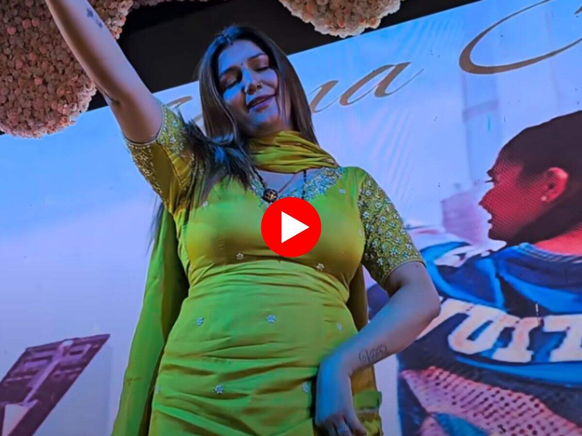 Sapna Choudhary Dance : रेड फरारी पर सपना ने लचकाई फर्राटेदार कमर, लोग बोले- गजब से भी गजब