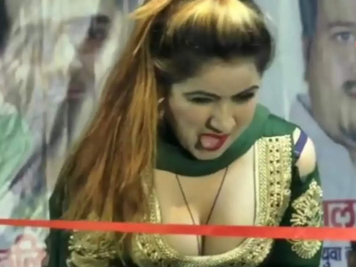 Haryanvi Dance संजू चौधरी ने चमकीले सूट में लगाए ठूमके, वीडियो हुई वायरल