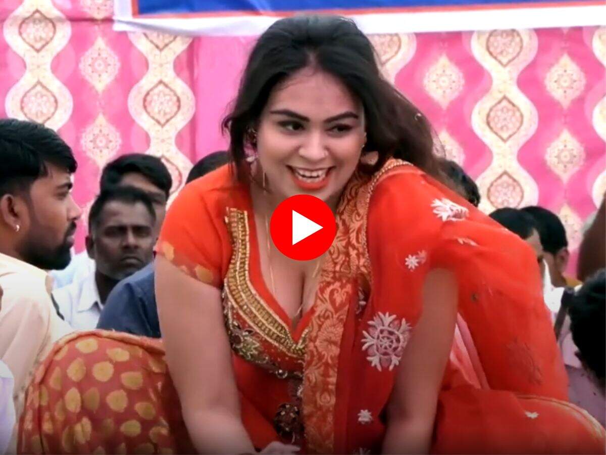 RC Upadhyay Dance : आरसी उपाध्याय ने ताबड़तोड़ ठुमकों से बढ़ा दिया तापमान, घूंघट की ओट में किए प्यार भरे इशारे