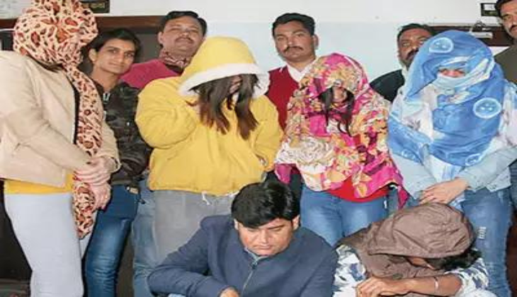 When the police came to know about this famous OYO hotel, they prepared a team and raided it and caught 8 call girls from the spot. Let us know the complete news in detail.