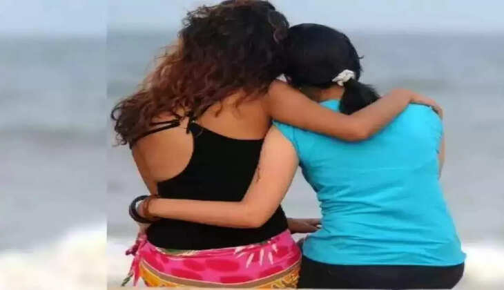 16 साल की दो सहेली डेली आपस में बनाती थी संबंध, युवक ने दोनों को देखा तो उड़े होश