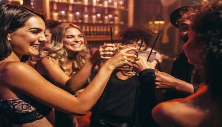 Goa Night Life : रात 10 बजे के बाद गोवा की ये जगहें हो जाती है रंगीन, विदेशियों का भी रहता है जमावड़ा