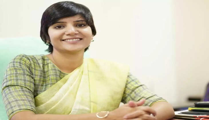 UPSC : ये IAS अफसर आपने खुशमिजाज अंदाज से हैं फेमस, कभी बच्चे तो कभी बाइकर्स के साथ करती हैं फोटो सूट