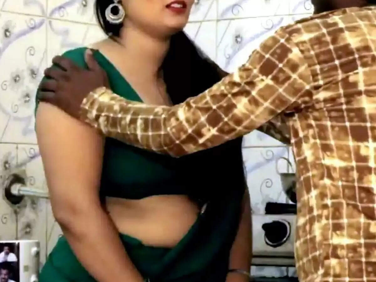 Love Affair : पड़ोसी के घर में थी पत्नी, पति ने पकड़ा तो उसे ही देना पड़
