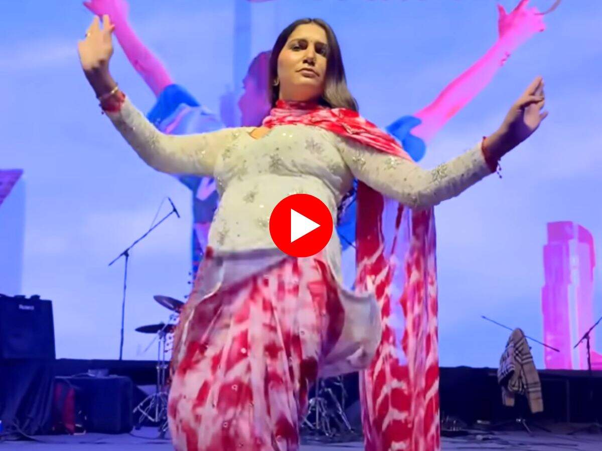 Sapna Choudhary Dance : सपना चौधरी ने टाइट सूट में दिखाई खरबूजे सी जवानी, फैंस बनाने लगे वीडियो