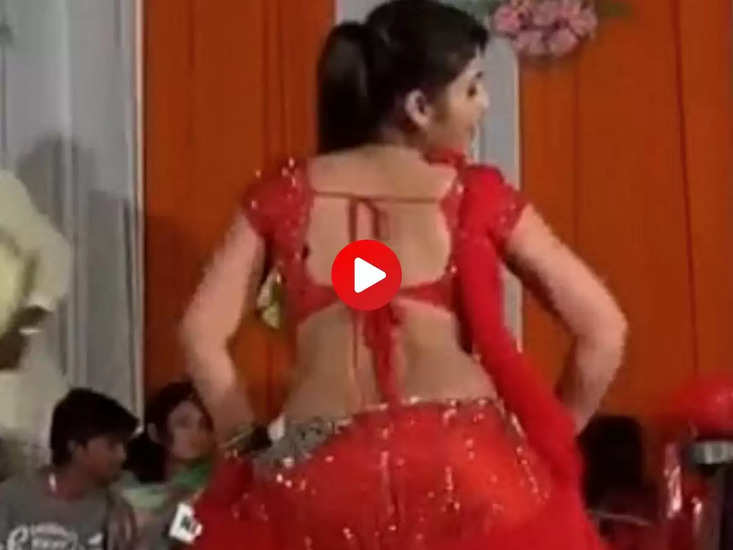 Rajasthani Dance Video : गोरी रानी ने बालू रेत में हिलाया हॉट फिगर