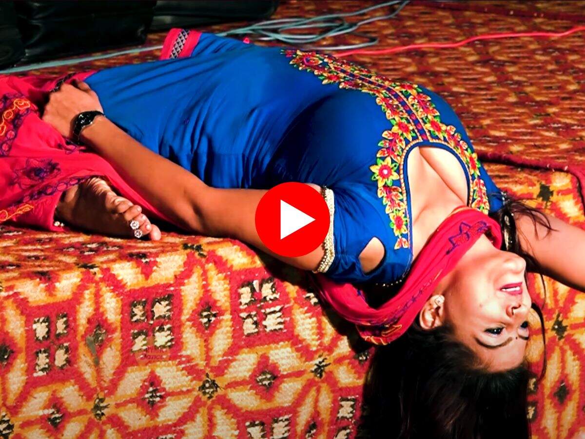 Monika Choudhary Dance : मोनिका चौधरी ने स्टेज पर लेटकर किया डांस, लटके-झटके देख दीवाने हुए फैंस