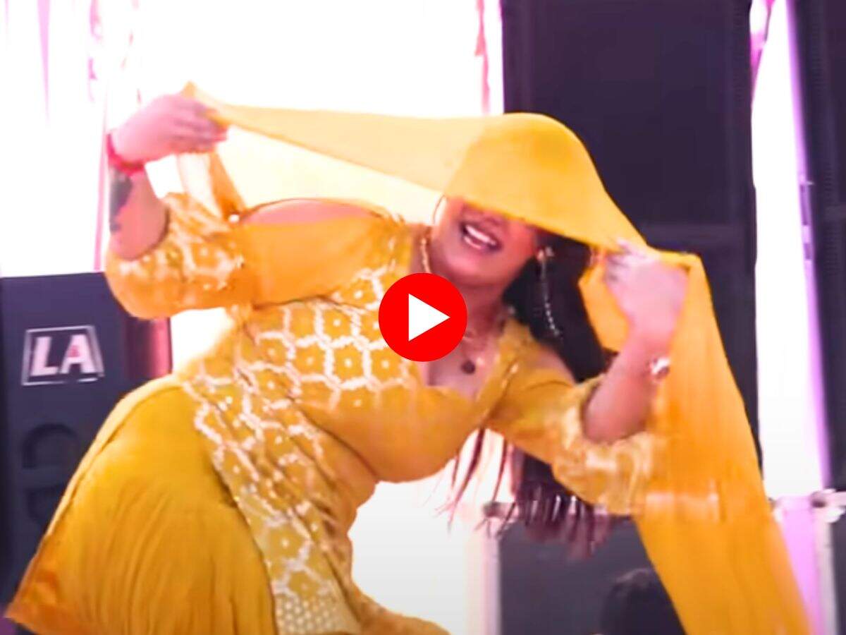 Haryanvi Dance : 26 की उम्र में डॉली शर्मा ने ताबड़तोड़ ठुमकों से हिला दिया स्टेज, बूढ़ों में दौड़ा करंट