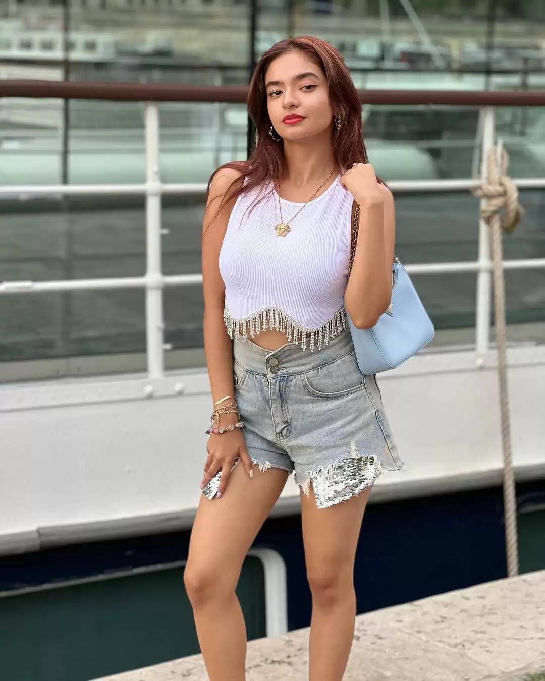 Anushka Sen Photos : छोटी सी उम्र में तोड़े बोल्डनेस के सारे रिकॉड, करवाया हॉट फोटोशूट