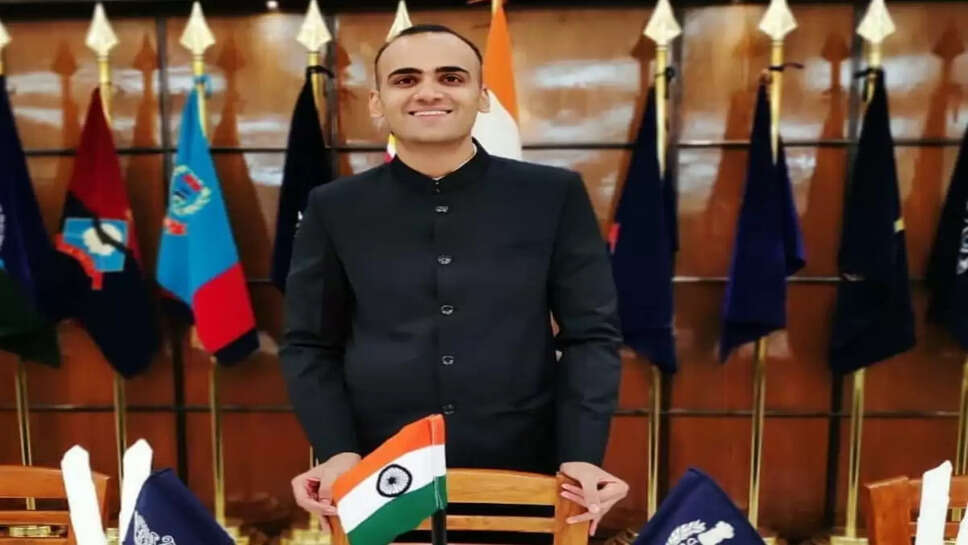 IAS Story : दो हफ्ते की पढ़ाई IAS तक का सफर, जान लें Akshat की कहानी&nbsp;