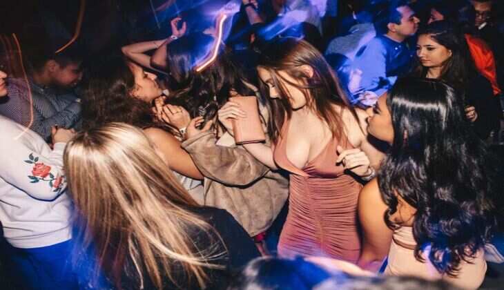 Delhi NCR की इन 4 जगहों पर रात 10 बजे बाद रंगीन हो जाता है माहौल, लड़के लड़कियों का रहता है जमावड़ा