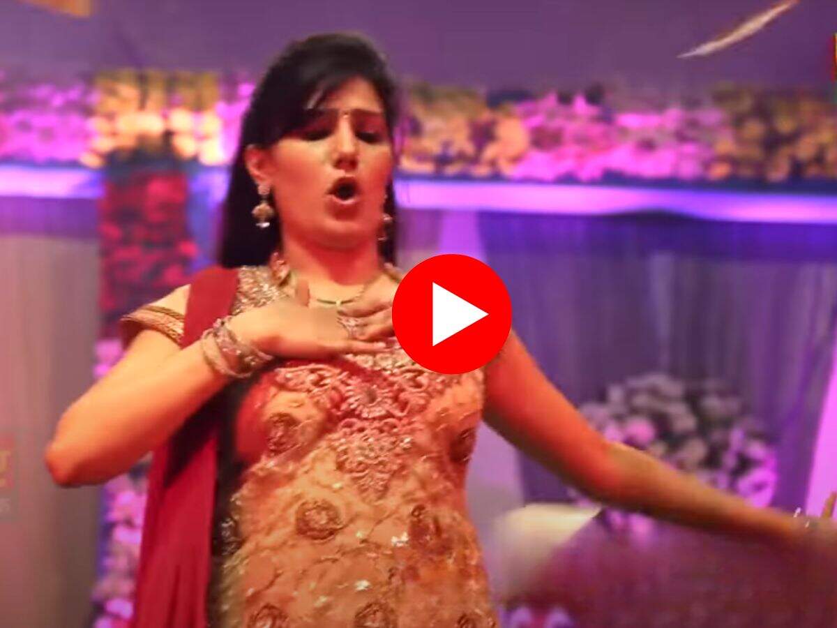 Sapna Choudhary की खरबूजे सी जवानी पर गजब परफॉर्मेंस, बूढ़ों में भी आ गई एनर्जी