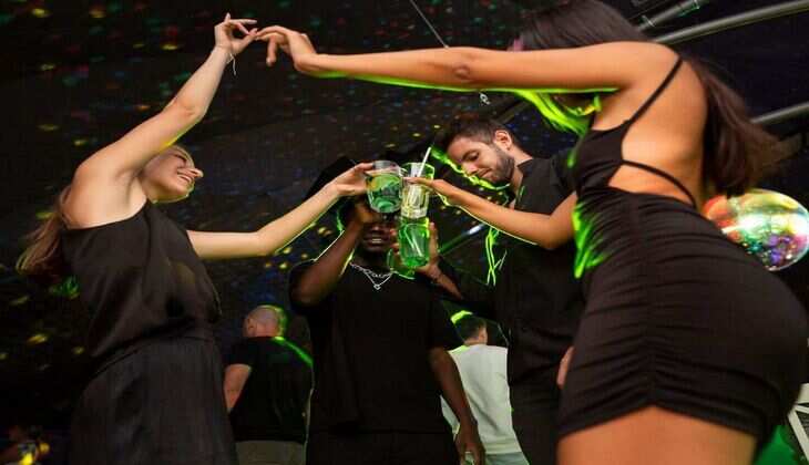 NCR Night Life : रात में घूमने के लिए एनसीआर की ये 4 जगहें हैं बेहद खास, बीच रात तक भी खुले रहते हैं इनके दरवाजे