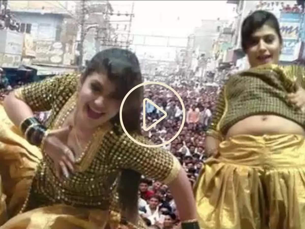 Gori Nagori Dance Video : गोरी नागोरी ने स्टेज पर डांस करते वक्त उठाया कुर्ता! वीडियो वायरल