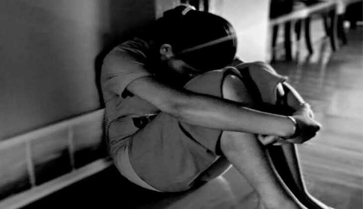 मां और बेटी का नहाते हुए पड़ोसी ने बना लिया Video, अब कर रहा है ब्लैकमेल