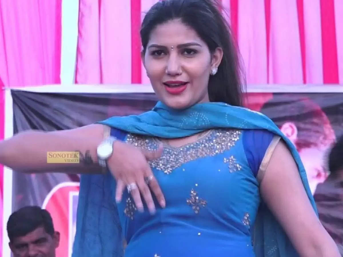 Sapna Chaudhary : सपना चौधरी ने स्टेज पर लगाए दबा-दबा के ठुमके, फैंस हुए मदहोश