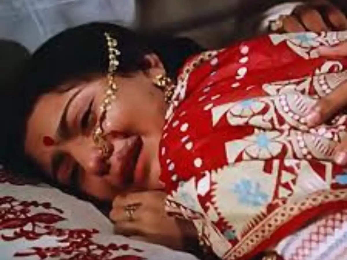 husband and wife Relationship  : सुहागरात को बेकाबू हुए पति ने किया ये काम, पत्नी हुई बेहोश