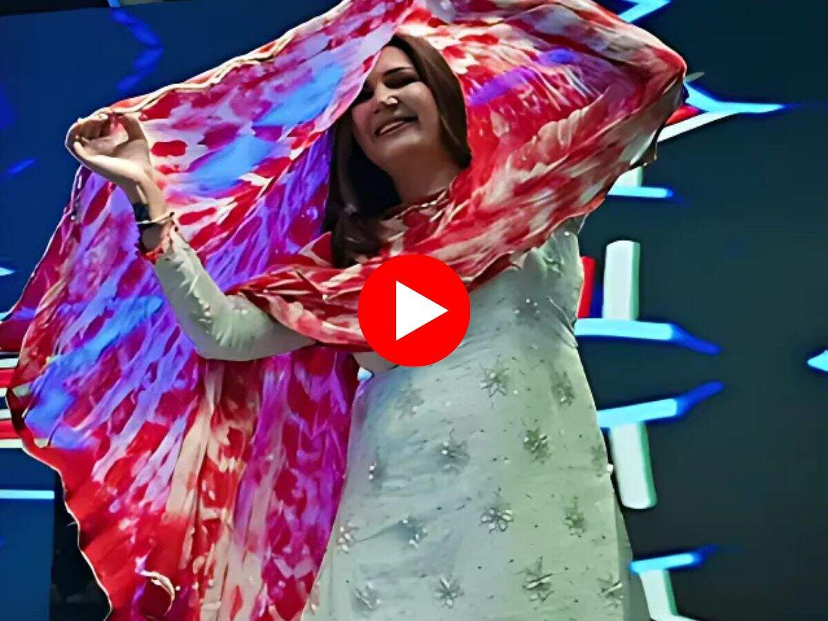 Sapna Chaudhary Dance : घूंघट कर सपना चौधरी ने हिलाया बदन, लोग बोले तेरी जवानी कमाल की