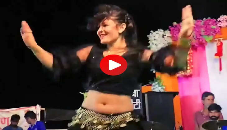 छोटी कुर्ती पहन Gori Nagori ने बल खाती कमरिया से लोगों को किया मदहोश