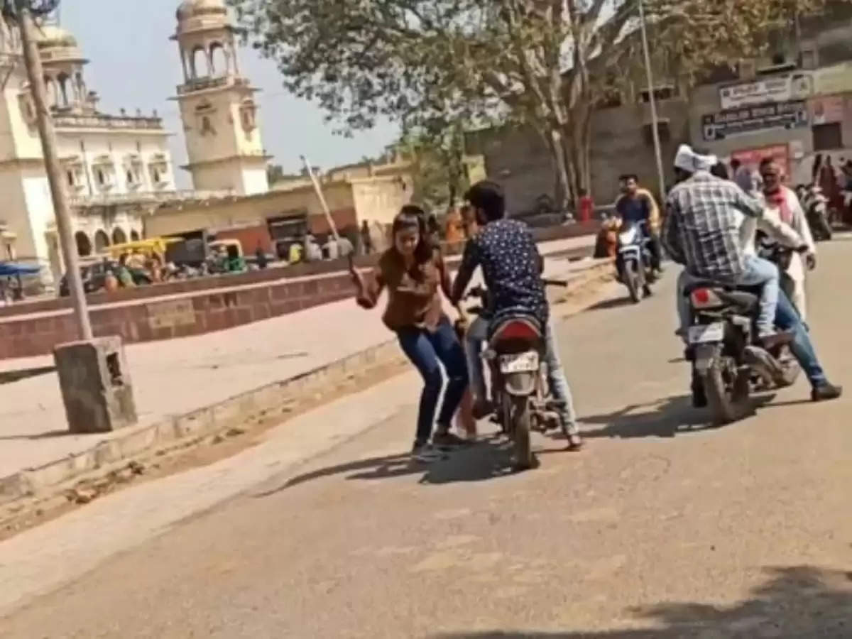 Viral Video: High voltage drama of girl on minor issue, did this work with young man's mobile