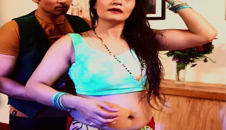 Affair : पति को रंगे हाथों पकड़ने के लिए पत्नी छत पर छुपकर कर रही थी इंतजार