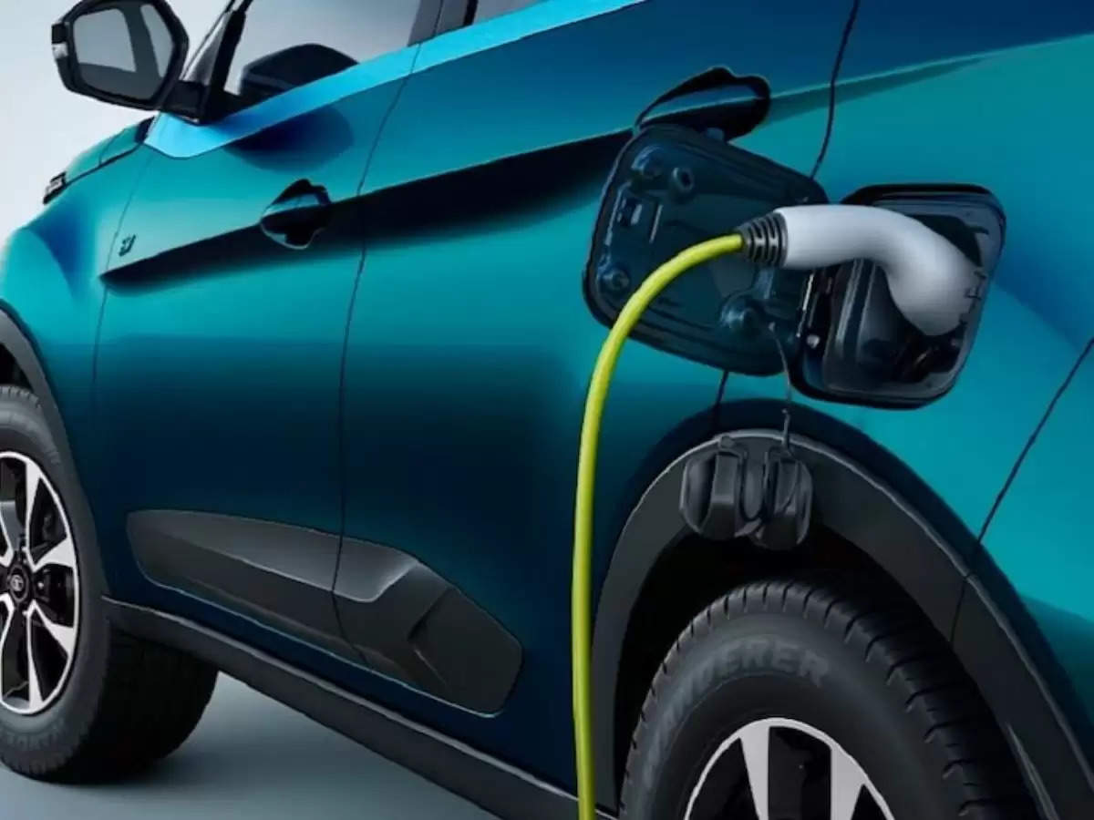 Electric Car: अब मोटरसाइकिल के खर्चे में चलेगी गाड़ी, इस तारीख को आ रही है देश की सबसे सस्ती इलेक्ट्रिक कार