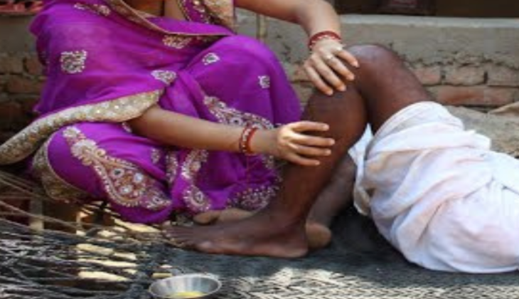 महिला बुज़ुर्ग ससुर के पैरों में तेल लगाते हुए 