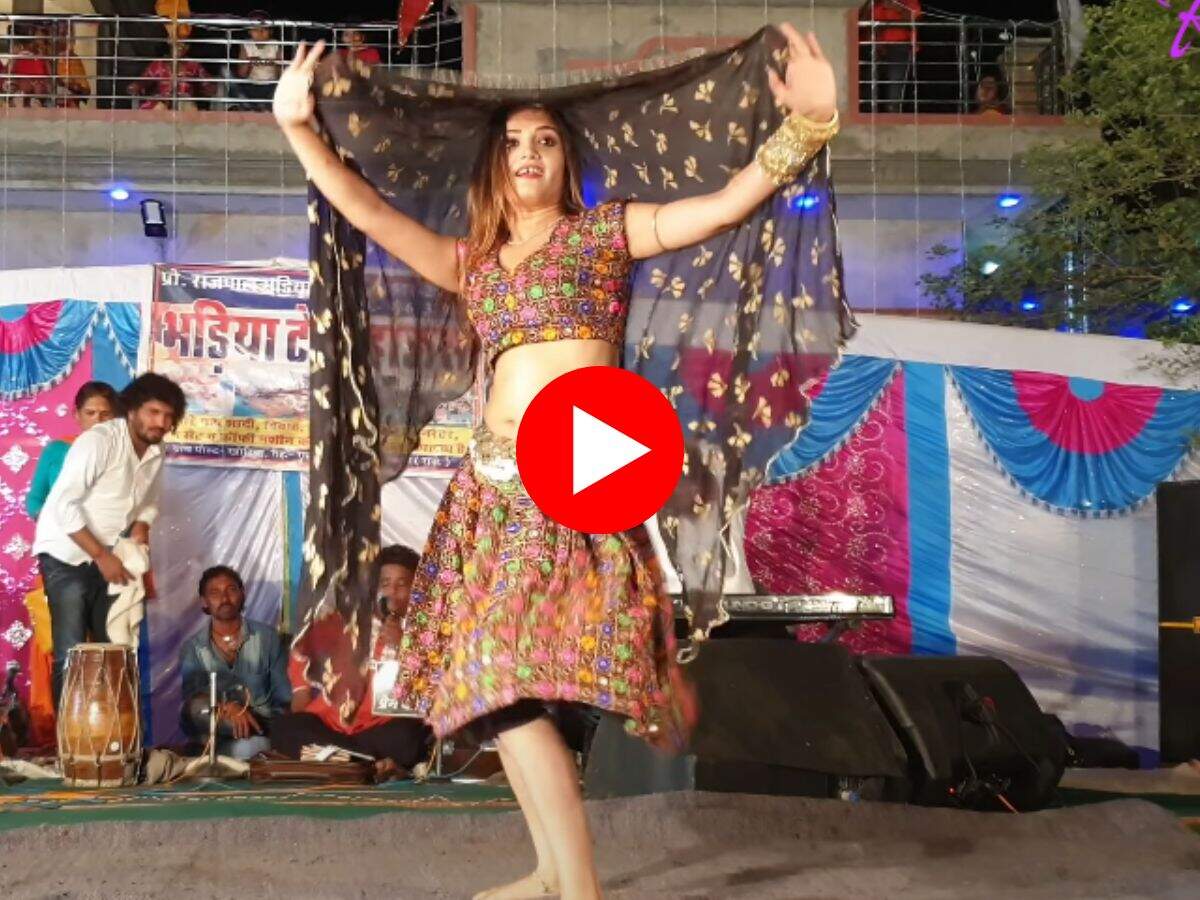 Komal Rangili Dance : कोमल रंगीली ने स्टेज पर जोरदार कमर हिलाकर मचाया गर्दा