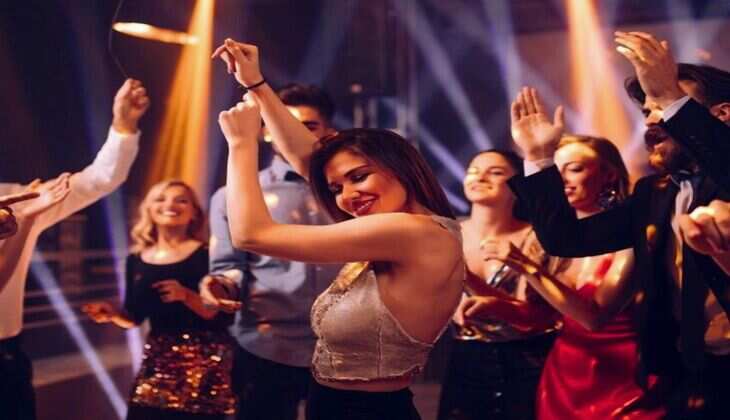 Noida की इन 7 जगहों पर कभी नही होती रात, सुबह तक चलती है पार्टी, एंट्री भी बिलकुल फ्री