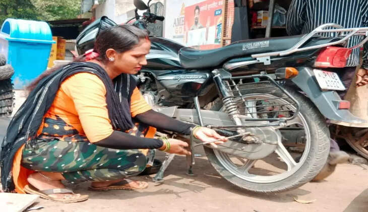 Inspirational Story पति को हुआ पैरालिसिस तो पत्नी ने संभाली कमान, बनी बाइक रिपेयरिंग एक्सपर्ट
