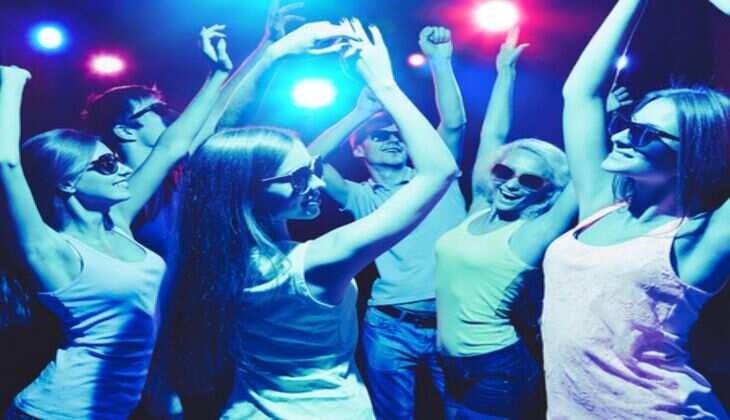 Delhi Nightlife : बेहद रंगीन होती हैं दिल्ली की इन जगहों की नाइटलाइफ, पूरी रात चलती हैं पार्टी