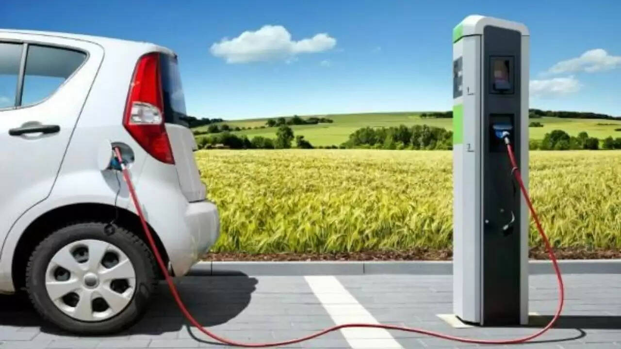 Business News In Hindi : Adani Total देश में 1500 Charging Point लगाएगा, धड़ाधड़ बढ़ रहे शेयर
