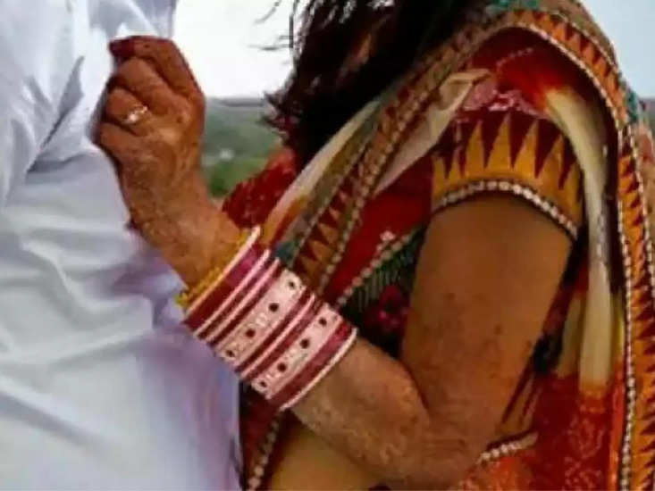 प्रेम संबंध: पत्नी पति का अंश है और उसके प्रेमी की पत्नी को सिंधुर फूल चाहिए