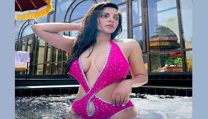 Shama Sikandar ने ट्रांसपेरेंट व्हाइट ड्रेस में दिखाया बोल्ड अंदाज, देखकर फैंस के छूटे पसीने&nbsp; &nbsp;