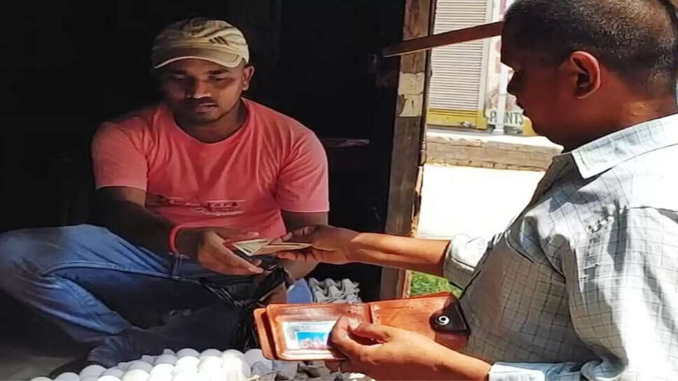 सड़क किनारे अंडे बेचने वाला बन गया अफसर, सुनाई संघर्ष की कहानी