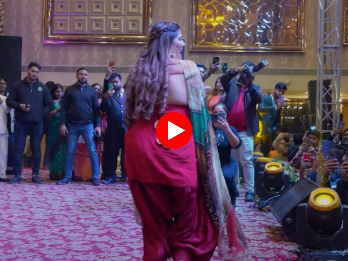 Sapna Choudhary Dance : बैकलेस सूट में सपना चौधरी ने दिखाया पुराना अंदाज, कमर पर हाथ रख दिखाए लटके-झटके