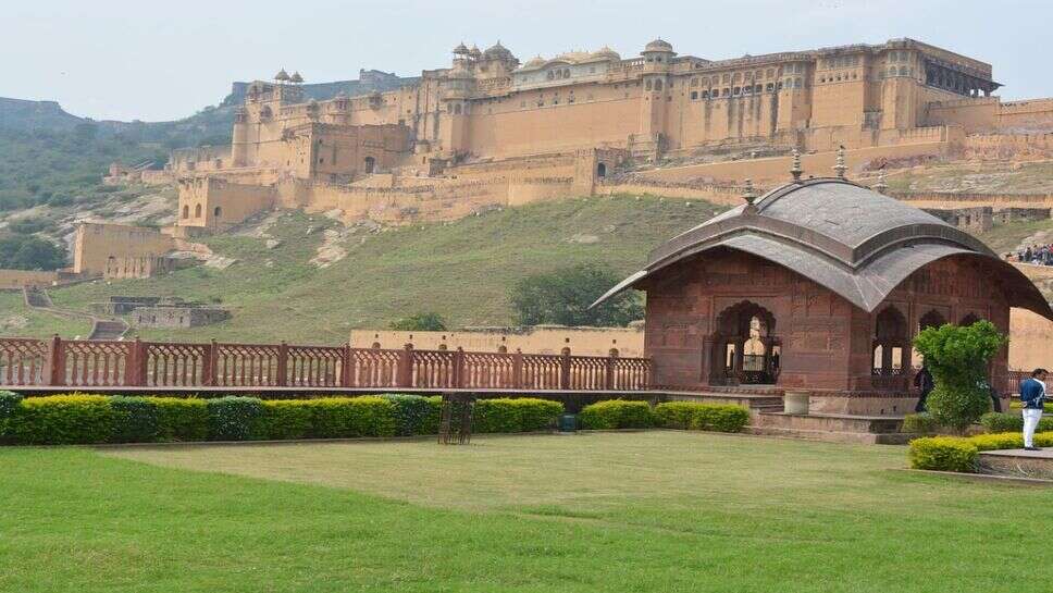 Travel Tips : गुलाबी ठंड में घूमने के लिए बेस्ट है दिल्ली के पास की ये डेस्टिनेशन, दोस्तों के साथ बनाएं ट्रिप का प्लान