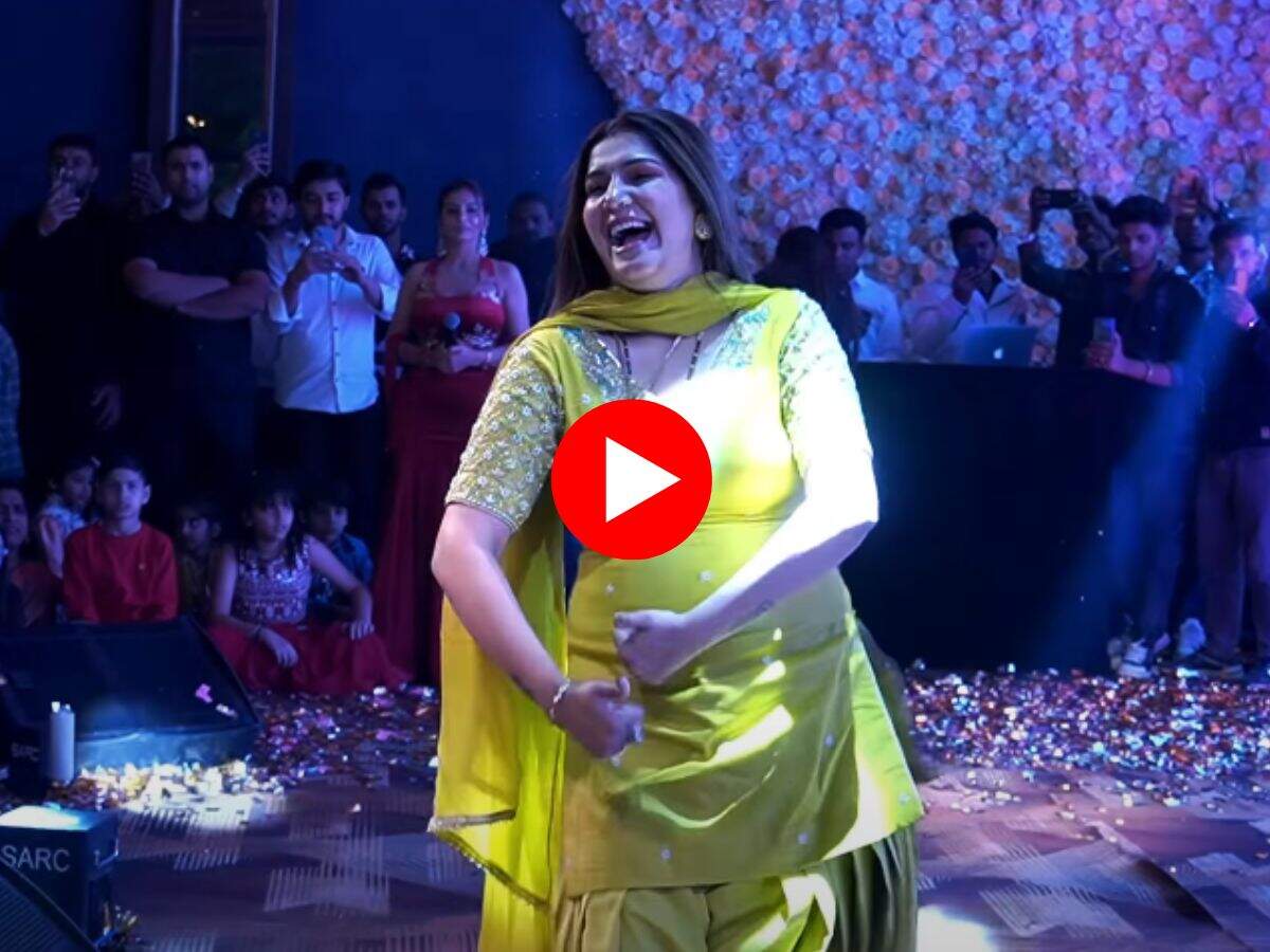 Sapna Choudhary Dance : सिर पर चुन्नी रख मटक-मटक चली सपना चौधरी, फैंस करने लगे तारिफ